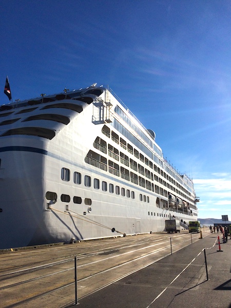 チャーマーズ港に来るクルーズ船
