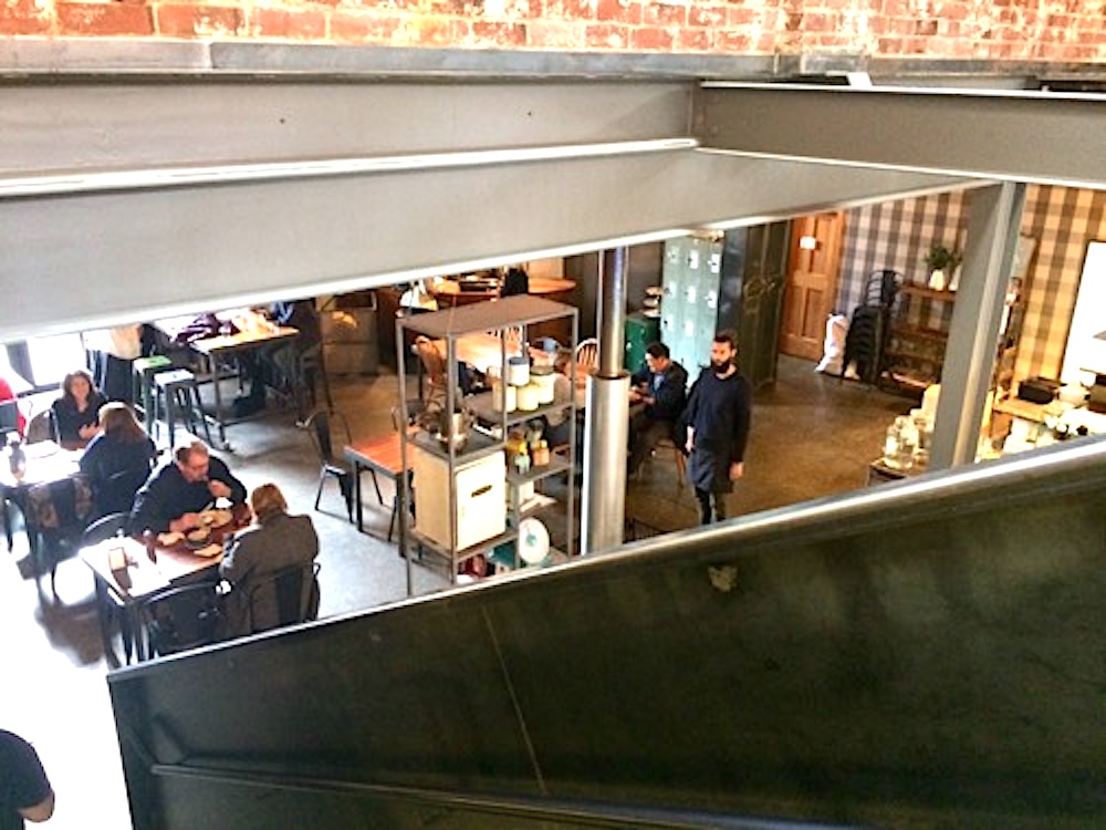 ダニーデンのカフェVogel Street Kitchen階段から1階を見たところ