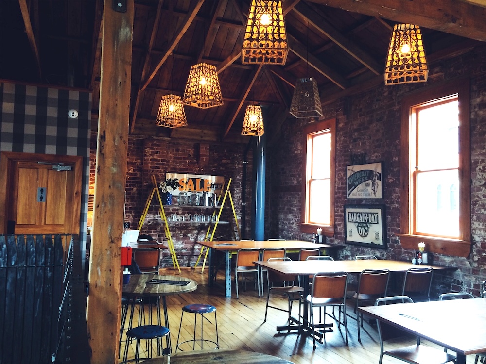 Vogel Street Kitchenの2階テーブル席