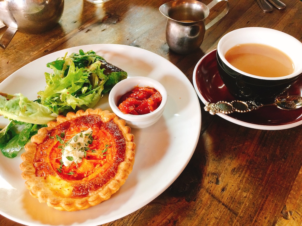 ダニーデンのカフェでトマトとリコッタチーズのキッシュ、紅茶