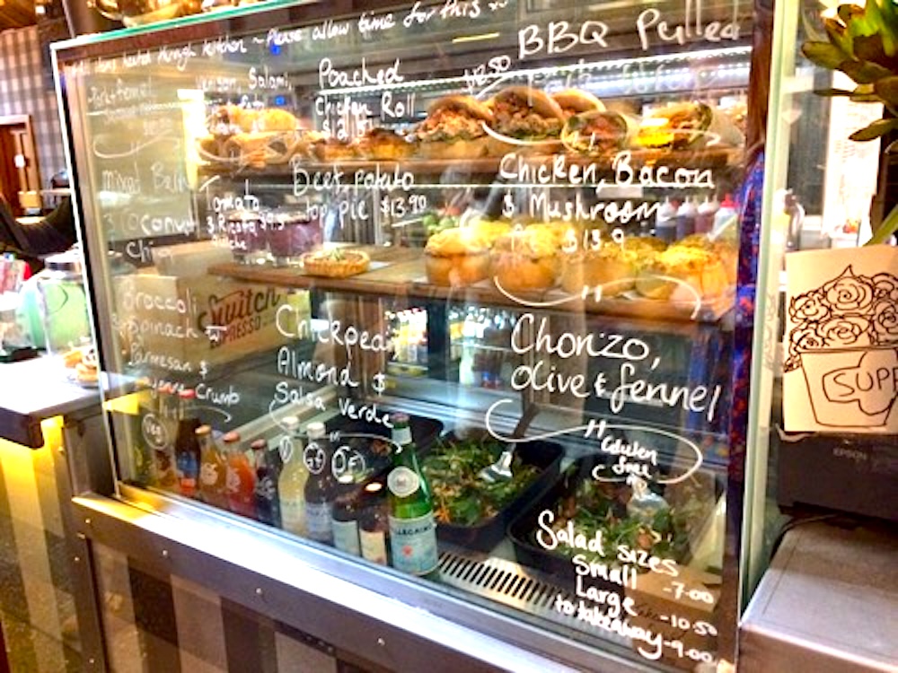 ダニーデンのカフェVogel Street Kitchenのキャビネットフード