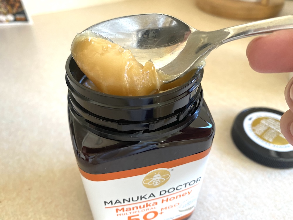 ニュージーランドのマヌカハニーをすくったところ