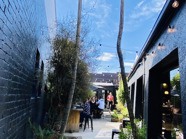 ダニーデンの隠れ家的カフェスワンの外エリア