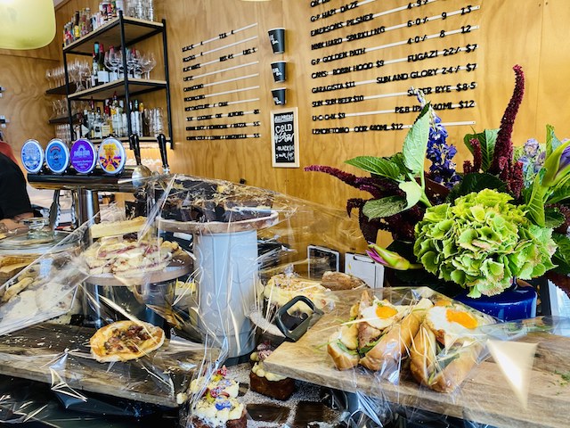 ダニーデンのおしゃれなカフェThe Swanのサンドイッチやピザとスイーツ