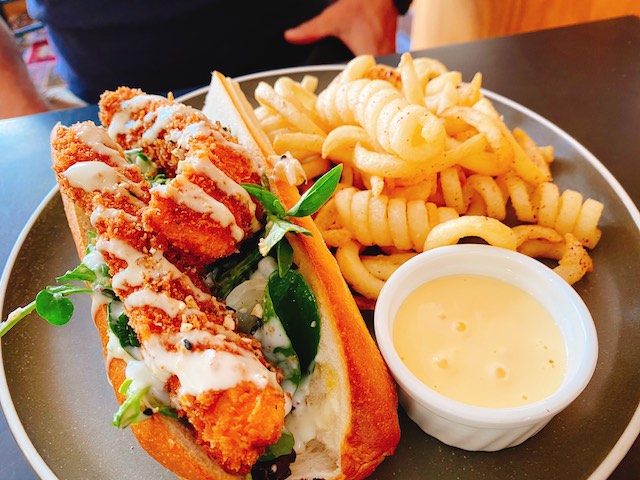 ダニーデンのカフェThe Swanのメニューフィッシュサブサンドイッチ