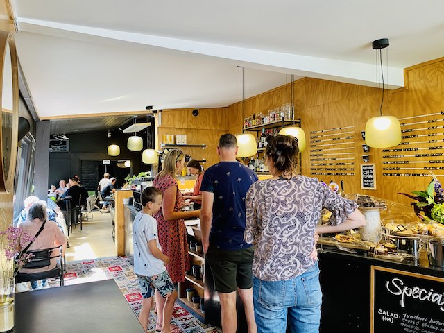 ニュージーランドダニーデンのカフェThe Swanのお店の内部の様子